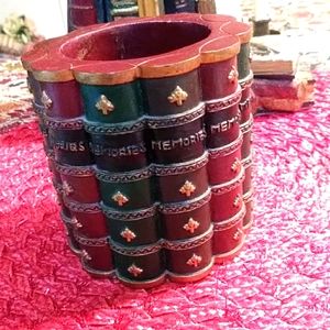 {Book motif} Pencil holder